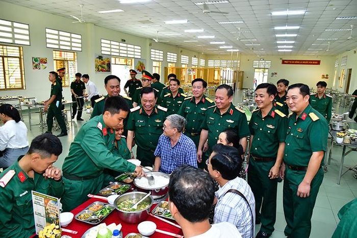 Gia đình chiến sĩ mới dùng cơm cùng chiến sĩ