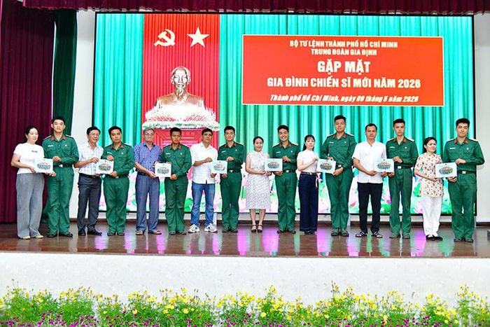 Chiến sĩ mới trao thư cho cha mẹ tại chương trình gặp gỡ.
