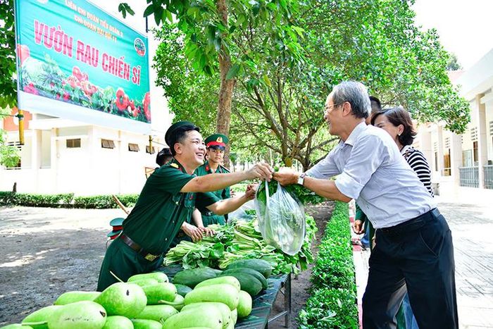 Đại diện Trung đoàn Gia Định tặng rau củ cho gia đình các chiến sĩ mới sau buổi gặp mặt.