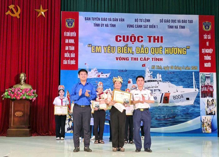 Đại diện Bộ Tư lệnh Vùng Cảnh sát biển 1 và Tỉnh đoàn Hà Tĩnh trao giải Nhất cho em Đặng Thanh Phương - Lớp 8H Trường THCS Nguyễn Trãi. Ảnh: Văn Thiệu