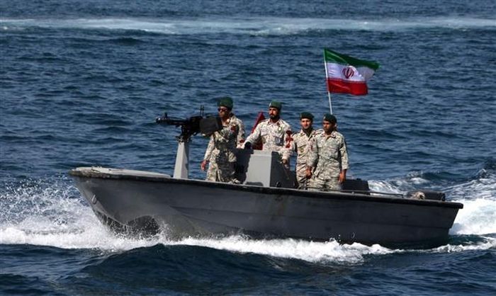 Tàu Iran tuần tra trong cuộc diễn tập quân sự ở Vịnh Oman. Ảnh: The Guardian/TTXVN