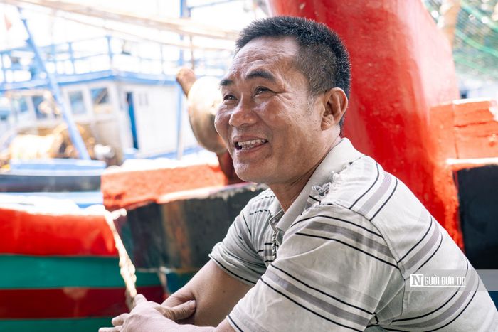 Ngư dân Nguyễn Văn Hùng cho biết: “Tôi bắt đầu những chuyến đi biển đầu tiên từ năm 18 tuổi, đã mấy chục năm bám biển nhưng câu được con cá ngừ hơn 1 tạ là rất hiếm hoi và may mắn. Khi câu được cá khủng, chúng tôi phải vận dụng nhiều kỹ thuật, kinh nghiệm mới đưa được con cá từ dưới biển lên tàu”.