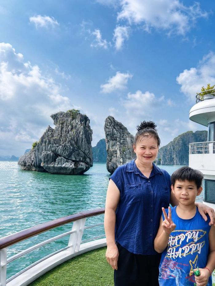 Du khách thích thú trải nghiệm hành trình tham quan Vịnh Hạ Long và đánh giá cao cảnh quan kỳ vĩ cùng chất lượng dịch vụ du lịch ngày càng nâng tầm.