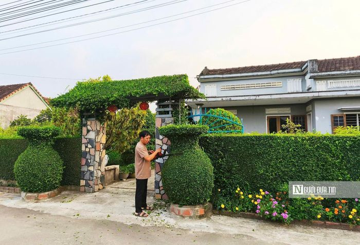 Đặt chân vào làng, dạo bước trên những con đường, điều đầu tiên làm cho du khách thấy nhớ, thấy mến đó là những hàng rào xanh được cắt tỉa đẹp mắt. Ảnh: Minh Ngọc