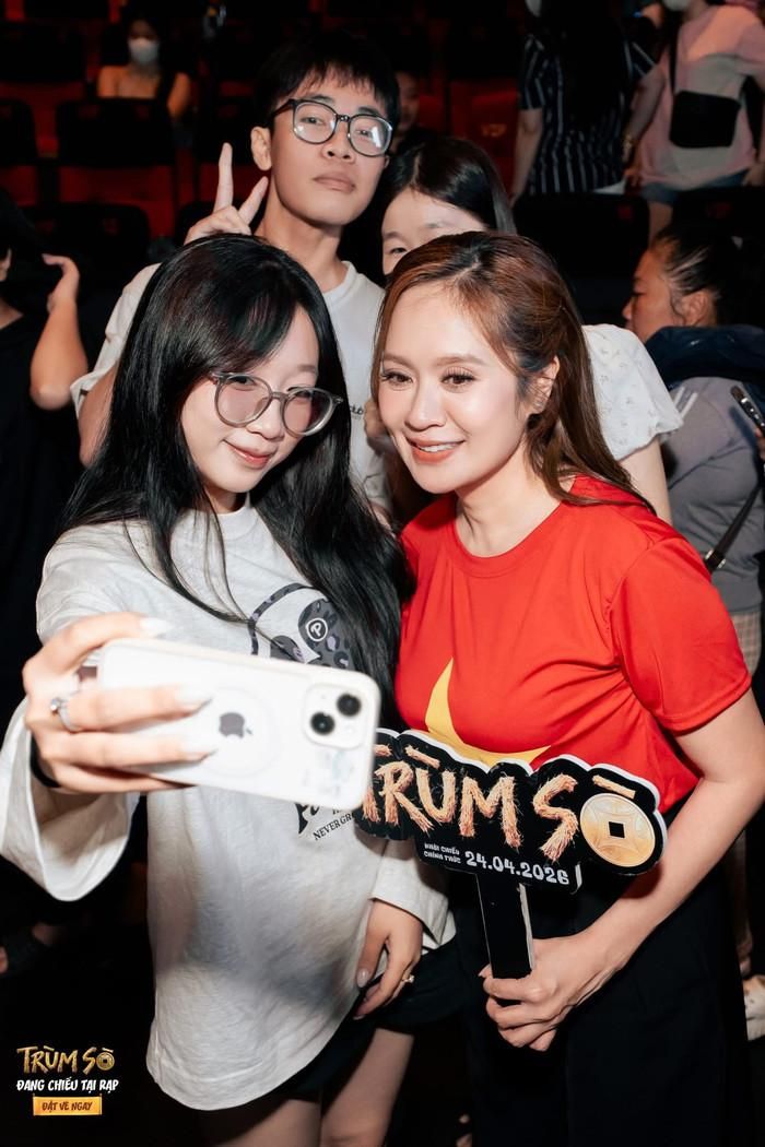 Hình ảnh Thanh Thúy đi cinetour xuyên ngày, trò chuyện với từng nhóm khán giả nhỏ tạo nên nhiều sự đồng cảm trong cộng đồng yêu phim Việt.