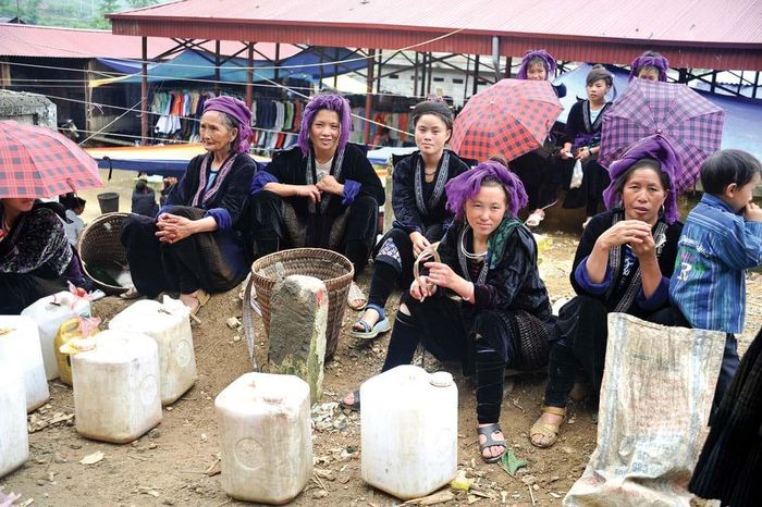 Góc bán rượu Mông Pê ở chợ phiên Tả Sìn Thàng. 