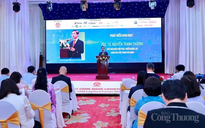 PGS. TS. Nguyễn Thanh Chương phát biểu khai mạc diễn đàn. Ảnh: Quỳnh Trang