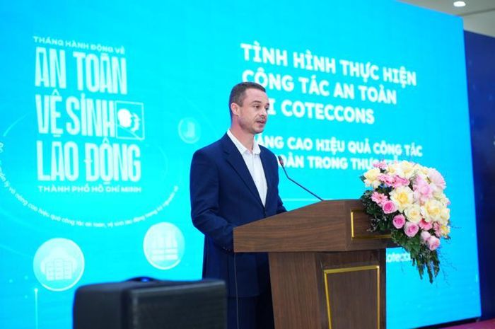 Ông Kostyantyn Mykhaylyk, Giám đốc Sức khỏe, An toàn và Môi trường Coteccons chia sẻ kinh nghiệm ứng dụng công nghệ vào thực thi an toàn tại Coteccons trong lễ ra mắt. Ảnh: Duy Lộc