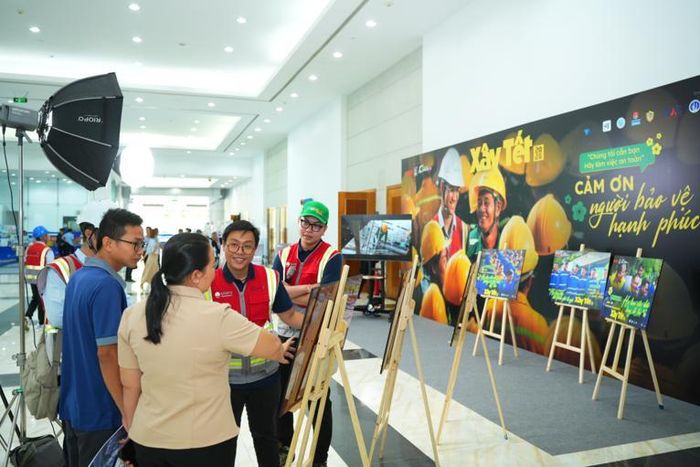 Các đại biểu tham quan triển lãm của Coteccons trưng bày các dự án xây dựng tiêu biểu về thực thi an toàn tại TP. Hồ Chí Minh. Ảnh: Duy Lộc
