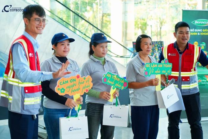 Người lao động tham gia các trò chơi tương tác chủ đề an toàn tại lễ phát động Ảnh: Duy Lộc