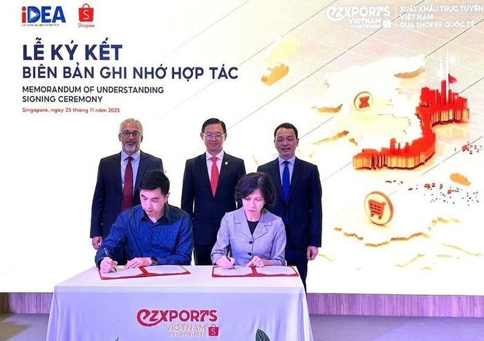 Tháng 11/2025, Cục Thương mại điện tử và Kinh tế số (Bộ Công Thương) và Công ty TNHH Shopee đã thực hiện ký kết Bản ghi nhớ hợp tác thúc đẩy thương mại điện tử xuyên biên giới. Ảnh: MOIT