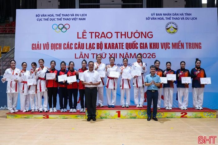 Các VĐV Thanh Hóa trên bục nhận HCĐ nội dung Đồng đội nữ (lứa tuổi trên 18). (Ảnh: Báo Hà Tĩnh).