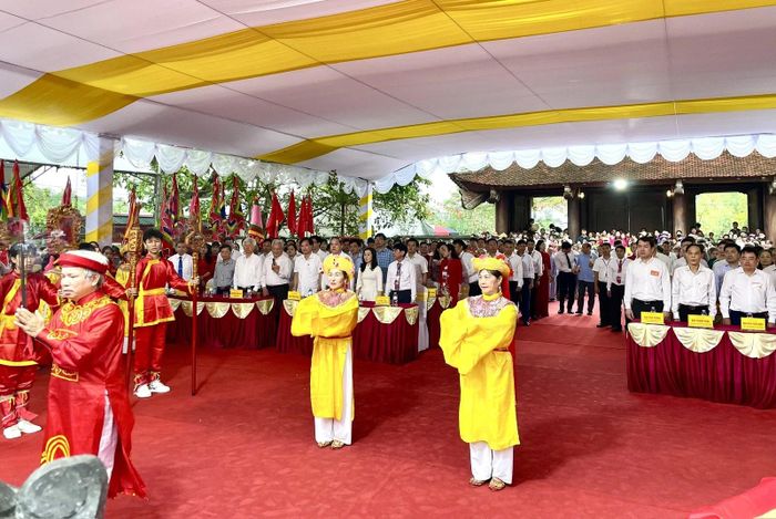 Đại biểu và nhân dân dự nghi thức tế lễ.
