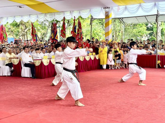 Phần hội diễn ra sôi nổi với nhiều hoạt động văn hóa, thể thao đặc sắc, thu hút đông đảo nhân dân và du khách tham dự.