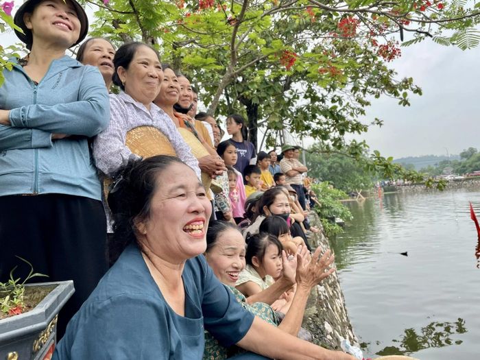 Nhân dân cùng du khách hào hứng cổ vũ các hoạt động văn hóa, thể thao tại lễ hội.