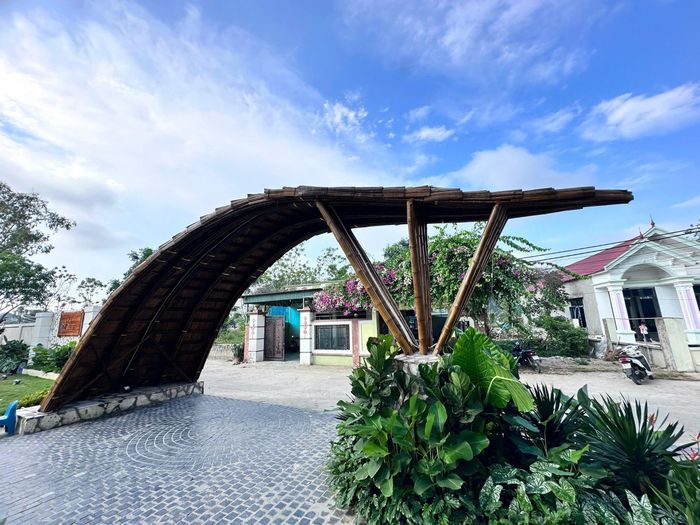 Cổng chào được thiết kế với dáng dấp một chiếc mui thuyền, hình ảnh quen thuộc của làng chài.
