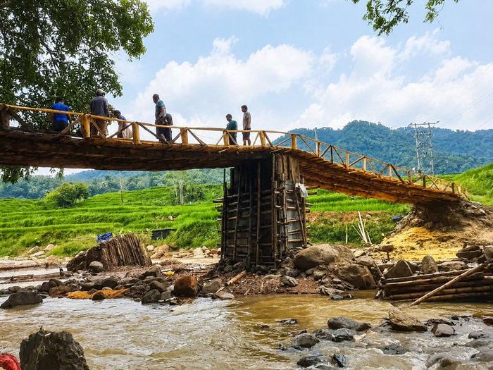 Cây cầu qua suối Yên ở bản Chiềng.
