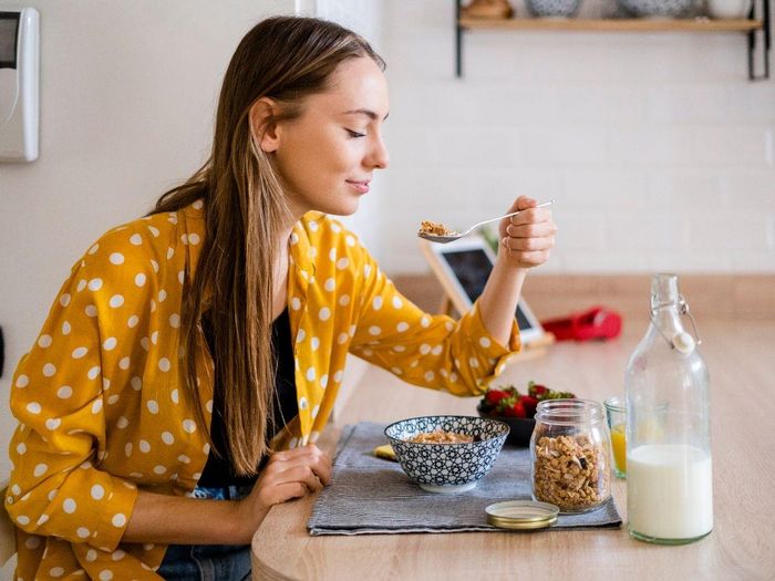 Ăn chậm và nhai kỹ giúp cơ thể hấp thụ dưỡng chất hiệu quả hơn.
