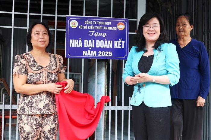 Phó Chủ tịch Ủy ban MTTQ Việt Nam tỉnh An Giang Hà Minh Trang bàn giao nhà Đại đoàn kết cho người dân xã Cần Đăng.