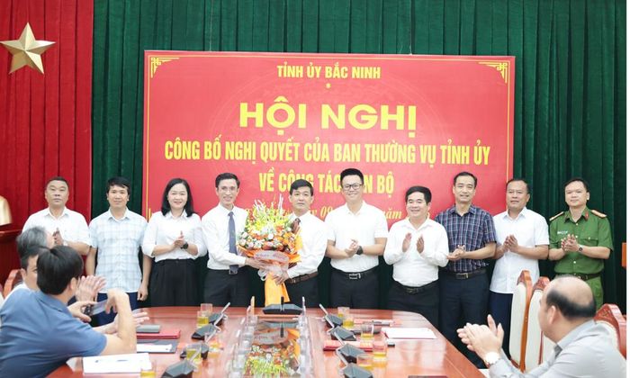  Ban Thường vụ Đảng ủy xã Lạng Giang tặng hoa chúc mừng đồng chí Hoàng Công Bình. 