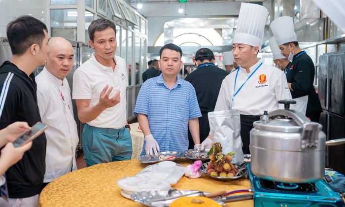  Các đầu bếp chế biến món tráng miệng "Chè vải hạt sen". 