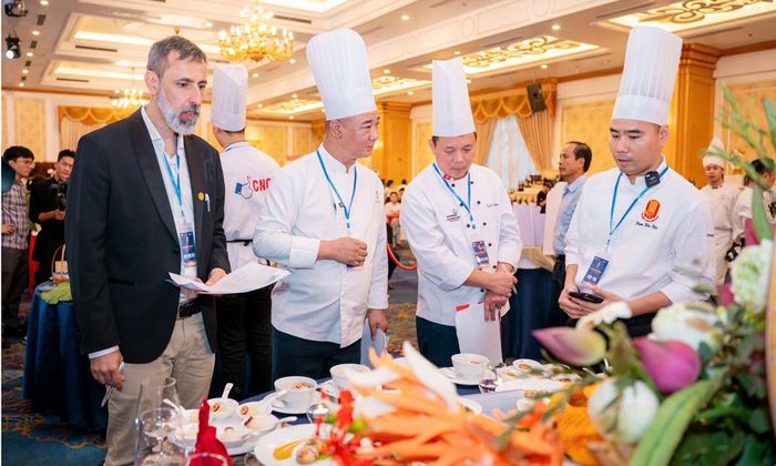  Ban Giám khảo nghe đầu bếp Bắc Ninh thuyết trình về các tác phẩm dự thi. 