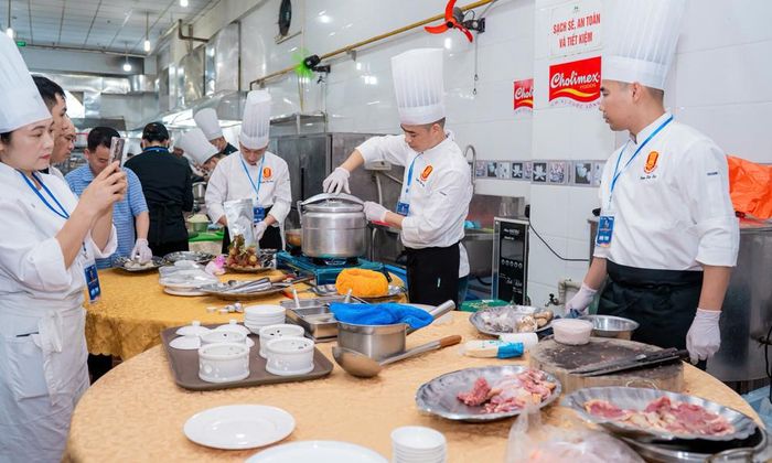  Các đầu bếp Bắc Ninh thực hành chế biến món ăn dự thi từ nguyên liệu chính là gà Hồ. 
