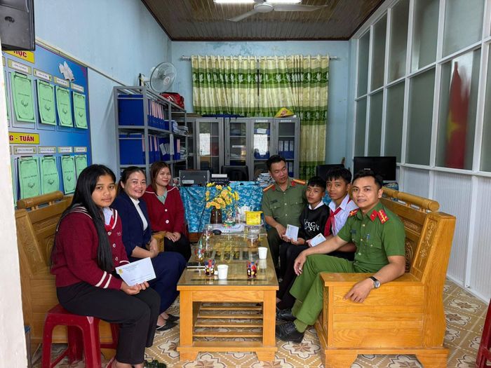 Mô hình "Em nuôi của Đoàn" tiếp thêm động lực để các em vươn lên trong học tập. Ảnh: MẾN NGUYỄN