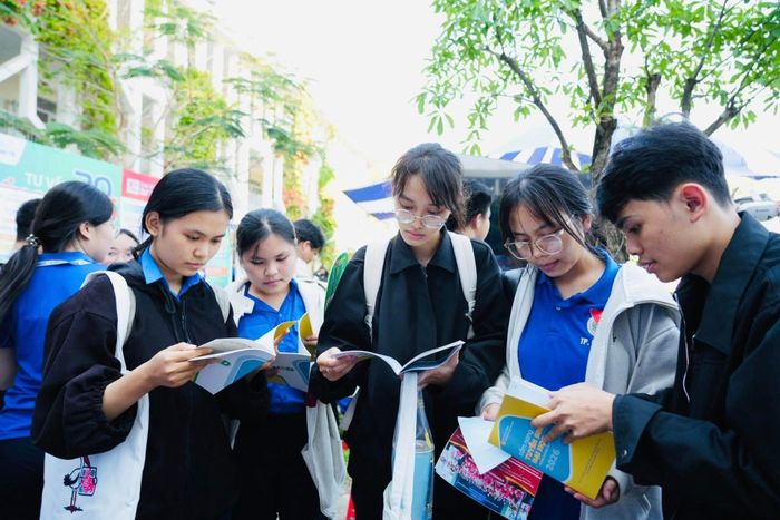 Học sinh Trường THPT Nguyễn Văn Thoại (phường Hòa Xuân) tham khảo thông tin tuyển sinh đại học tại ngày hội hướng nghiệp. Ảnh: THU HÀ.
