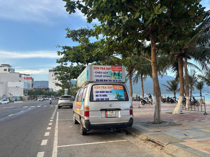 Các dịch vụ chèo SUP, lặn ngắm san hô, mô tô nước… phát triển rầm rộ, song cũng tiềm ẩn nhiều nguy cơ mất an toàn nếu thiếu kiểm soát chặt chẽ. Ảnh: KHÁNH NGÂN