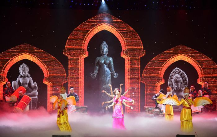 Các chuyên gia, giới chuyên môn đánh giá, chương trình "Chuyện sông Hàn" có tiềm năng trở thành sản phẩm văn hóa - nghệ thuật phục vụ du lịch, đóng góp vào sự phát triển chung của thành phố. Ảnh: MINH KHÔI