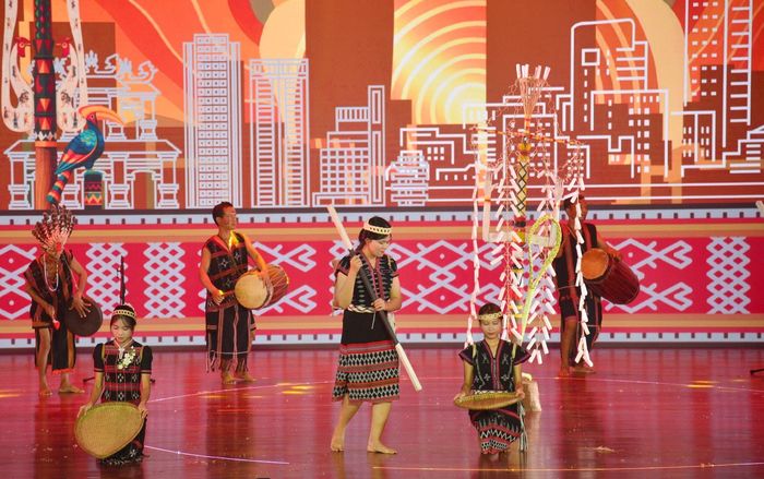 Sự đa dạng trong bản sắc văn hóa Đà Nẵng được thể hiện trọn vẹn tại chương trình nghệ thuật "Chuyện sông Hàn". Ảnh: MINH KHÔI