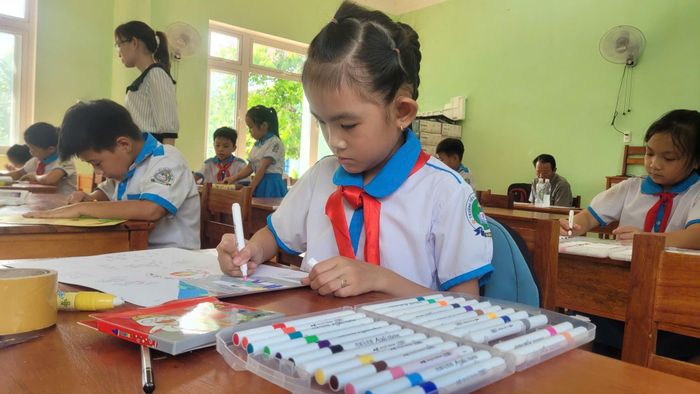 Học sinh vẽ tranh với chủ đề Ngăn chặn bạo lực học đường trong trường học. Ảnh: THIÊN THU