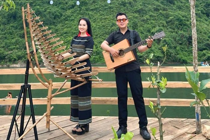 Hòa tấu nhạc cụ dân tộc bên sông Cu Đê - điểm nhấn nghệ thuật biểu diễn trong không gian du lịch Leaf Village & Farm - Làng Lá. Ảnh: N.B