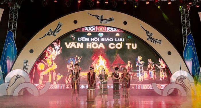 Du khách trải nghiệm không gian văn hóa Cơ Tu tại Leaf Village & Farm - Làng Lá. Ảnh: N.B