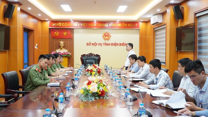 Lực lương An ninh chính trị nội bộ (Công an tỉnh) phối hợp Sở Nội vụ trao đổi thông tin về hồ sơ cán bộ.