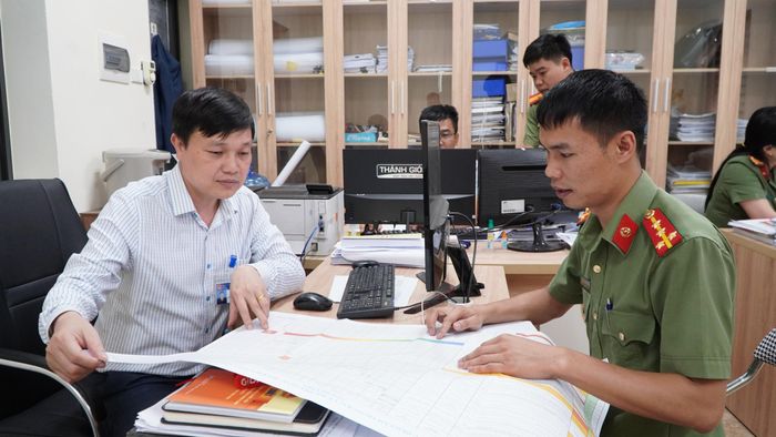 Cán bộ Phòng An ninh chính trị nội bộ (Công an tỉnh) phối hợp tra cứu hồ sơ nhân sự phục vụ thẩm định tiêu chuẩn chính trị cán bộ.