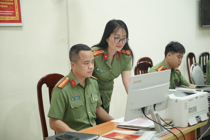 Cán bộ Phòng An ninh chính trị nội bộ (Công an tỉnh) thực hiện nhiệm vụ.