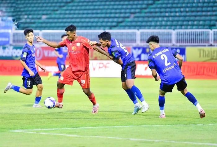 Tiền đạo Thaileon (áo đỏ) thi đấu bùng nổ, ghi bàn thắng thứ 10 tại Giải hạng Nhất quốc gia 2025-2026. Ảnh: Quy Nhơn United