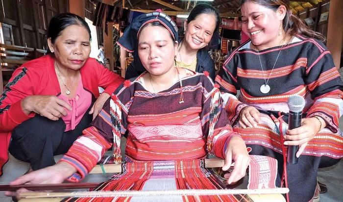  Văn hóa tạo sinh kế sẽ giúp người dân vừa giữ nghề, vừa nâng cao thu nhập. Ảnh: Ngọc Nhuận 