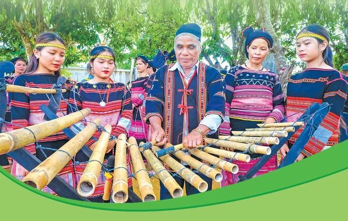 Các nghệ nhân - những “báu vật sống” đóng vai trò then chốt trong thực hành, truyền dạy di sản cho thế hệ trẻ. Ảnh: Ngọc Nhuận 