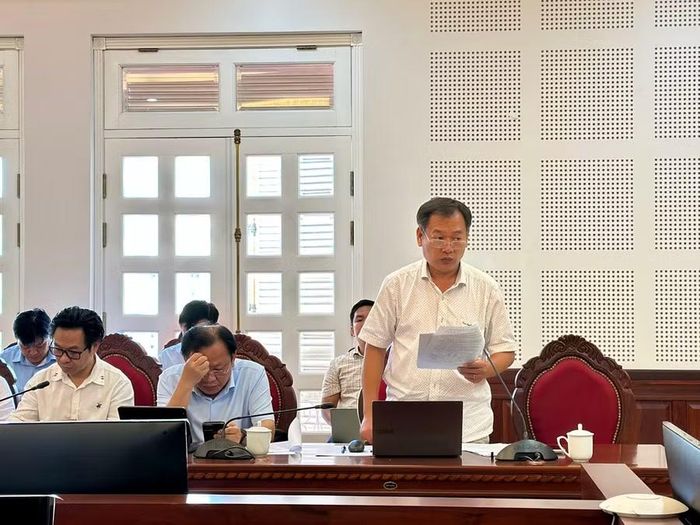 Đại diện Ban Quản lý dự án các công trình giao thông và dân dụng tỉnh Gia Lai báo cáo tại buổi làm việc. Ảnh: Hà Duy