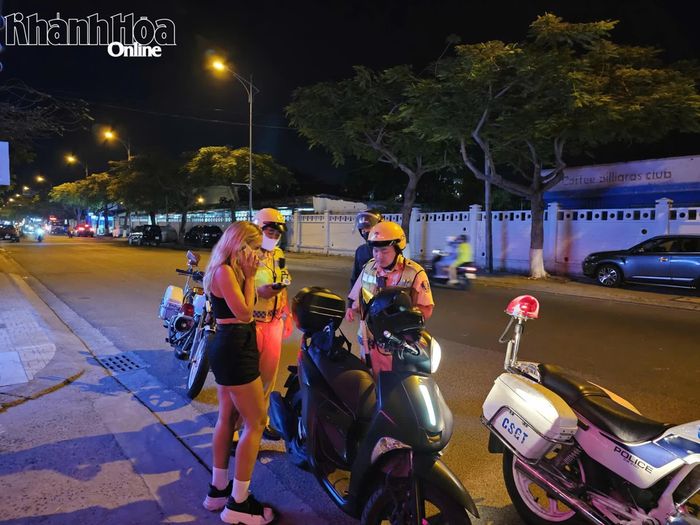 Lực lượng Cảnh sát giao thông dừng phương tiện, kiểm tra nữ tài xế người Nga.
