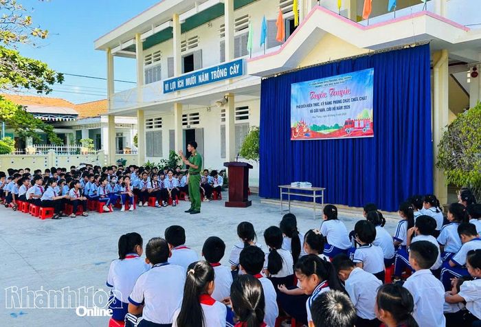 Cán bộ Đội Chữa cháy và cứu nạn, cứu hộ khu vực 5 tổ chức tuyên truyền tại Trường Tiểu học Ninh Phú.