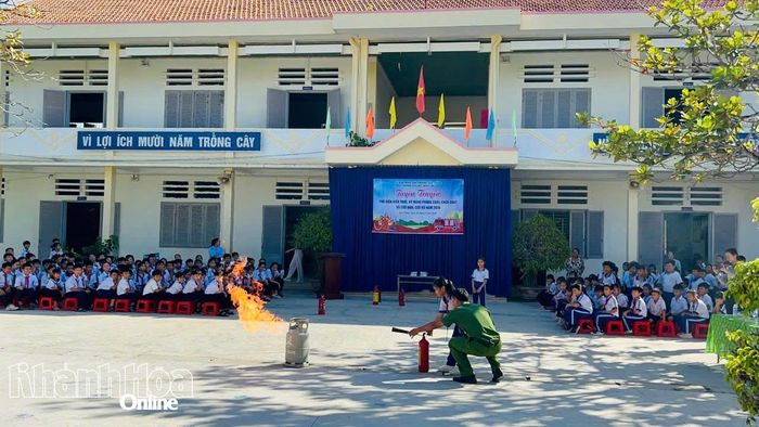 Học sinh Trường Tiểu học Ninh Phú trải nghiệm kỹ năng dùng bình chữa cháy xách tay để dập lửa.