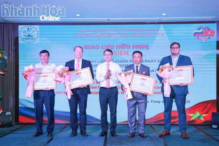 Đồng chí Nguyễn Thanh Hà trao bằng khen cho đại diện các tập thể.