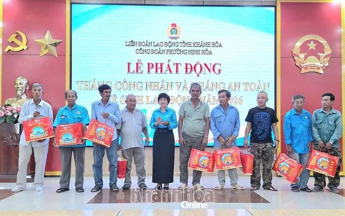 Lãnh đạo Liên đoàn Lao động tỉnh trao quà cho đoàn viên Nghiệp đoàn xe ôm Ninh Hòa.