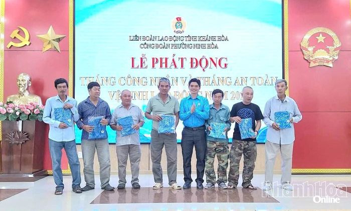 Công đoàn phường Ninh Hòa trao áo công đoàn cho đoàn viên Nghiệp đoàn xe ôm Ninh Hòa.