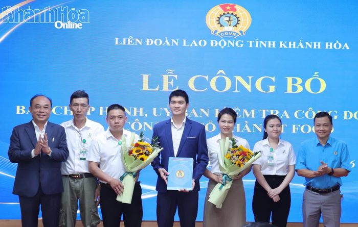 Liên đoàn Lao động tỉnh trao quyết định kết nạp đoàn viên, công nhận tổ chức Công đoàn cơ sở Công ty Cổ phần DT Food.