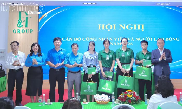 Khen thưởng các lao động có thành tích xuất sắc.